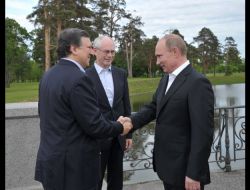 RUSYA-AB ZİRVESİNDE PUTİN EV SAHİBİ