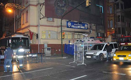 Torbacının esrar zulası polisin dolabında çıktı