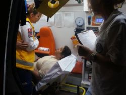 Alevler İçindeki Otomobilini Söndüren Kadın Az Kalsın Yanıyordu