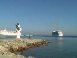 Yat Limanına Yönelen Dev Gemi Korkuttu