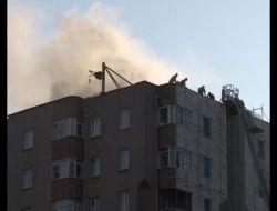 Alevlerden Kaçıp, Çatıya Sığındılar