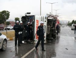 Servis Aracı Kaza Yaptı: 13 Kişi Yaralandı