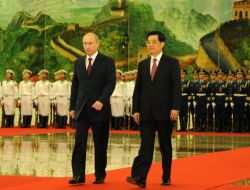 Putin Çin Lideri Hu Tarafından Resmi Törenle Karşılandı