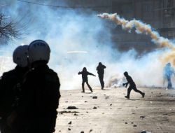 Terör Yandaşları Sokak Eyleminde Molotofu Azalttı