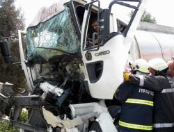 İzolasyon Malzemesinden Kaçarken Kaza Yapan Tanker Sürücüsünü İtfaiye Kurtardı