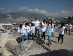 Avm Çalışanları Çevre Günü'nde Sahilde Çöp Topladı