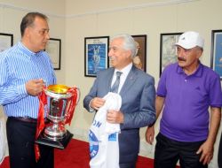 Demirspor Yönetimi Kupayı Aldırmaz'a Getirdi