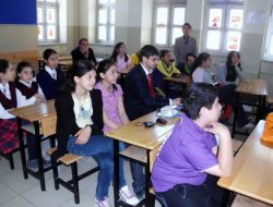 Üniversite Öğrencileri Okul Okul Gezip Sigaranın Zararlarını Anlattı