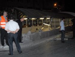 Polisten Kaçmaya Çalışan Şüpheliler Araçlarıyal Metro Durağına Çarptı