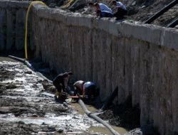 7 Metre Yükseklikten Arkadaşının Üzerine Düştü