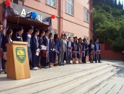 Karamürsel Anadolu Lisesi'nde Mezuniyet Coşkusu