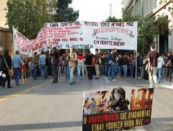 Atinalılar Albaylar Cuntası'na Karşı Hayatını Kaybedenler İçin Yürüdü