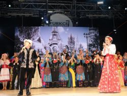 Çorum'da 30 Bin Kişi Yağmur Altında Türkçe Olimpiyatları'nı İzledi