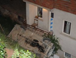 BALKONA LPG'Lİ ARAÇ DÜŞTÜ