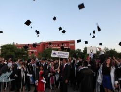 Besni Meslek Yüksek Okulu'nda Mezuniyet Coşkusu