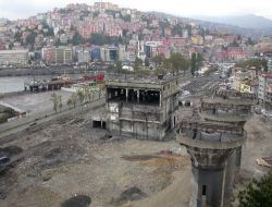 Lavuar Binası Koruma Altına Alınırken, Kadirağa Anıtı'nın Kaderine Terk Edilmesi Tepki Çekiyor