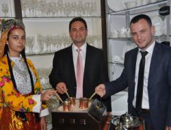 DENİZ KUMUNDA KAHVE KEYFİ