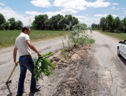 Arabası Askıda Kalan Vatandaşın İlginç Eylemi
