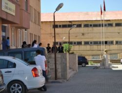 Hakkari’de Öğrenciler Sbs Sınavında Ter Dökerken, Aileler Dışarıda Dua Etti