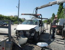 Otomobil Köprünün Korkuluklarına Çarparak Durabildi, Sürücü Yaralandı