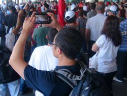 Havalimanında Halaylı, Ekmekli Protesto