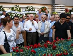 Kazada Hayatını Kaybeden Yazı İşleri Müdürü, Ablası Ve Annesine Hazin Tören