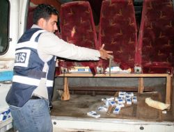 MİNİBÜSTEN KAÇAK SİGARA FIŞKIRDI