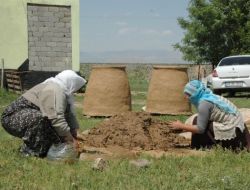 70 Yaşındaki Saliha Gökçek, Evini Tandır Yaparak Geçindiriyor