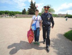 Rus Gençler Yastık Savaşı Yaptı, Polis 10 Kişiyi Gözaltına Aldı