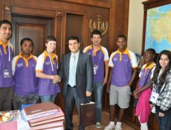 Başsavcı, Olimpiyat Çocuklarına Oltu Taşı Tespihi Hediye Etti