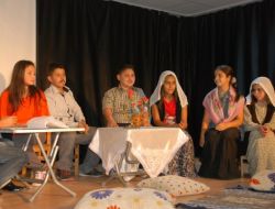 İlköğretim Öğrencileri 'Komşu Köyün Delisi'ni Oynadı