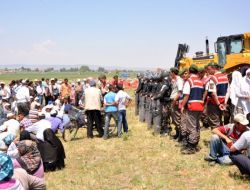 Belde Sakinleri, Dozerin Önüne Atlayıp Yol Çalışmasını Durdurdu
