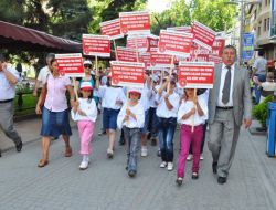 Kimsesiz Çocuklar, Yaşıtları İşçiler İçin Yürüdü