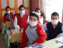 Sivas'ta Domuz Gribi Salgınına Karşı Öğrencilere Maske Dağıtıldı