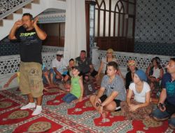 Külliye Camii'ni Ziyaret Eden Turistler İslam Dini Hakkında Bilgi Sahibi Oluyor