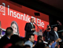 'Öğretmenleri alnından öpüyorum'