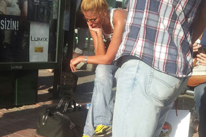 Lüks hayattan otobüs durağına..