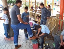 Okul Önlüğünü Çıkartıp İş Önlüğünü Giydiler