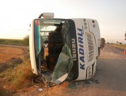 Lastiği Patlayan Yolcu Otobüsü Devrildi: 1 Ölü, 21 Yaralı