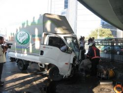 Köprü Ayağına Çarpan Sürücü Sıkıştığı Araçta Can Verdi