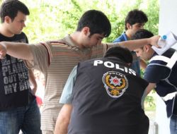 Öğrencileri Sınav Stresi, Velileri De Adana'nın Sıcağı Terletti