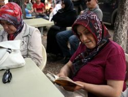 Öğrenciler Sınıfta, Veliler Bahçede Terledi