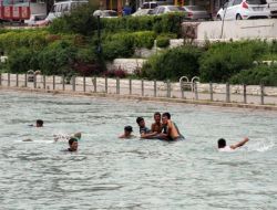 42 Dereceyi Aşan Sıcaklardan Bunalan Adanalılar 'Karsambaç'la Serinliyor