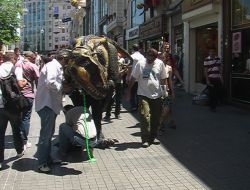 Dinozor, Babalar Günü İçin Taksim’e İndi