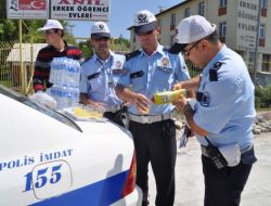 Polisten Uzun Yol Sürücülerine Soğuk İçecek İkramı