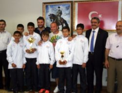 Küçük Erkek Atletizm Takımı, Başkan Alıcık'ı Ziyaret Etti