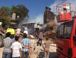 Taraklı'da İki Katlı Ahşap Ev Yandı