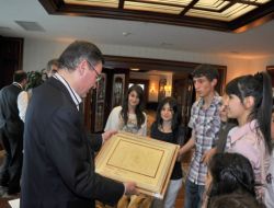 Çocuk Evlerindeki Miniklerden Gökçek'e Sürpriz Kutlama