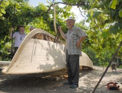 Denizden 500 Metre Uzaktaki Evinin Çatısında Kayık Yapıyor