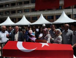 Elif Bebek, Şehit Babasını Son Yolculuğuna Uğurladı!